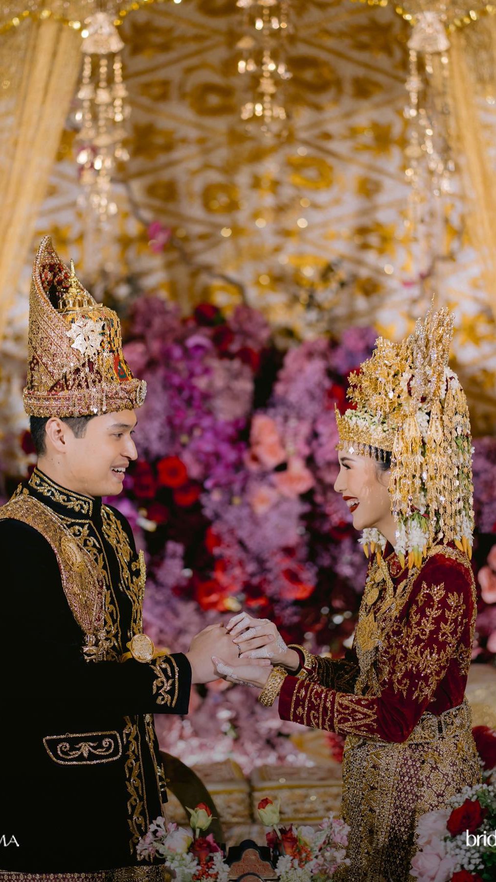 Pernikahan tersebut digelar di Hotel Mulia dengan dekorasi yang begitu mewah dan romantis.