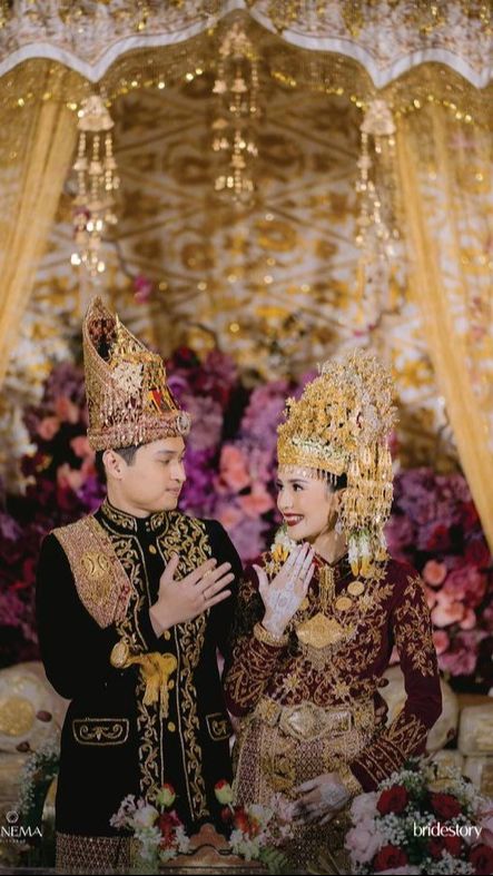 Kedua mempelai juga terlihat begitu tampan dan cantik dengan busana adat Aceh yang mewah dan glamor.
