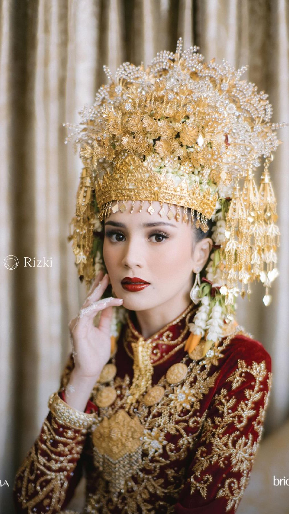 Ia juga memilih makeup bold yang semakin memancarkan kecantikannya.
