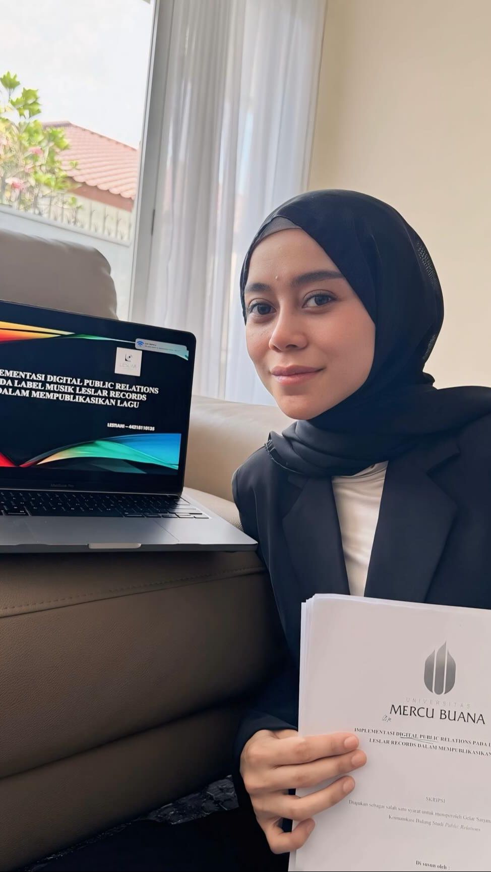 Lesti Kejora berhasil menyelesaikan sidang sempro secara daring beberapa waktu lalu.