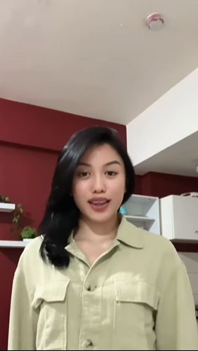 Netizen pun merasa kasihan dengan Lolly sebab di usianya yang masih sangat muda, ia terlihat hidup tanpa sandaran.