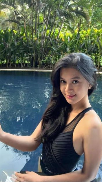 Sambil memamerkan senyum, parasnya begitu cantik meski tanpa polesan makeup.