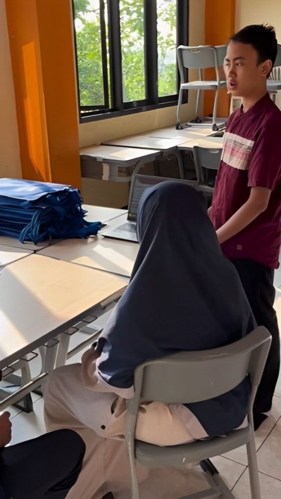 Potret Murid Bagikan Sendiri Rapor ke Orangtua dan Presentasi