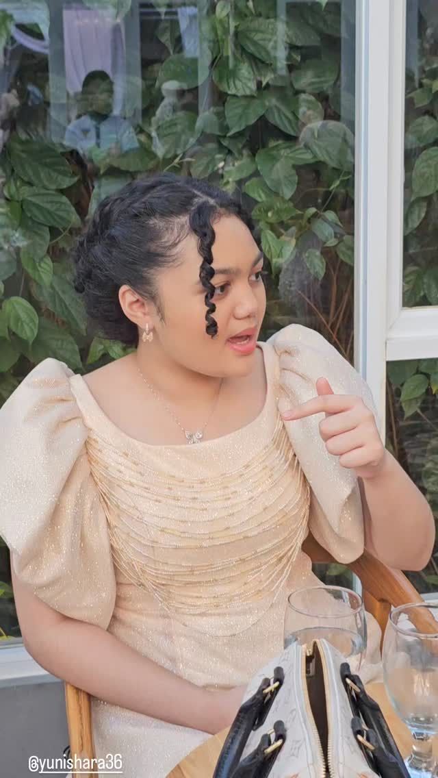 Selain posturnya yang semakin tinggi, paras Amora juga semakin cantik memesona.