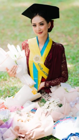 10 Potret Mahasiswi Viral Lulusan Cumlaude UGM Jadi Tukang Bersih-Bersih, Ternyata Gajinya Gak Main-Main
