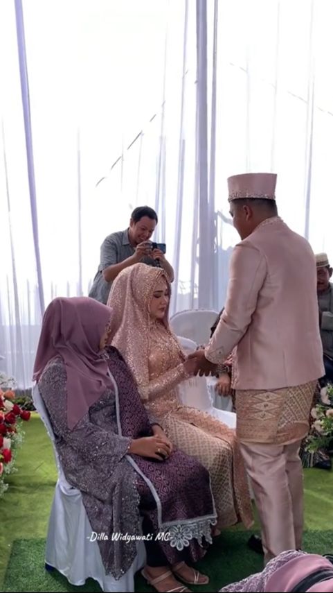 Bak Sinetron! Kisah Pasangan Akhirnya Menikah Usai Pacaran 15 Tahun Lebih, Pernikahan Penuh Tangis Bahagia