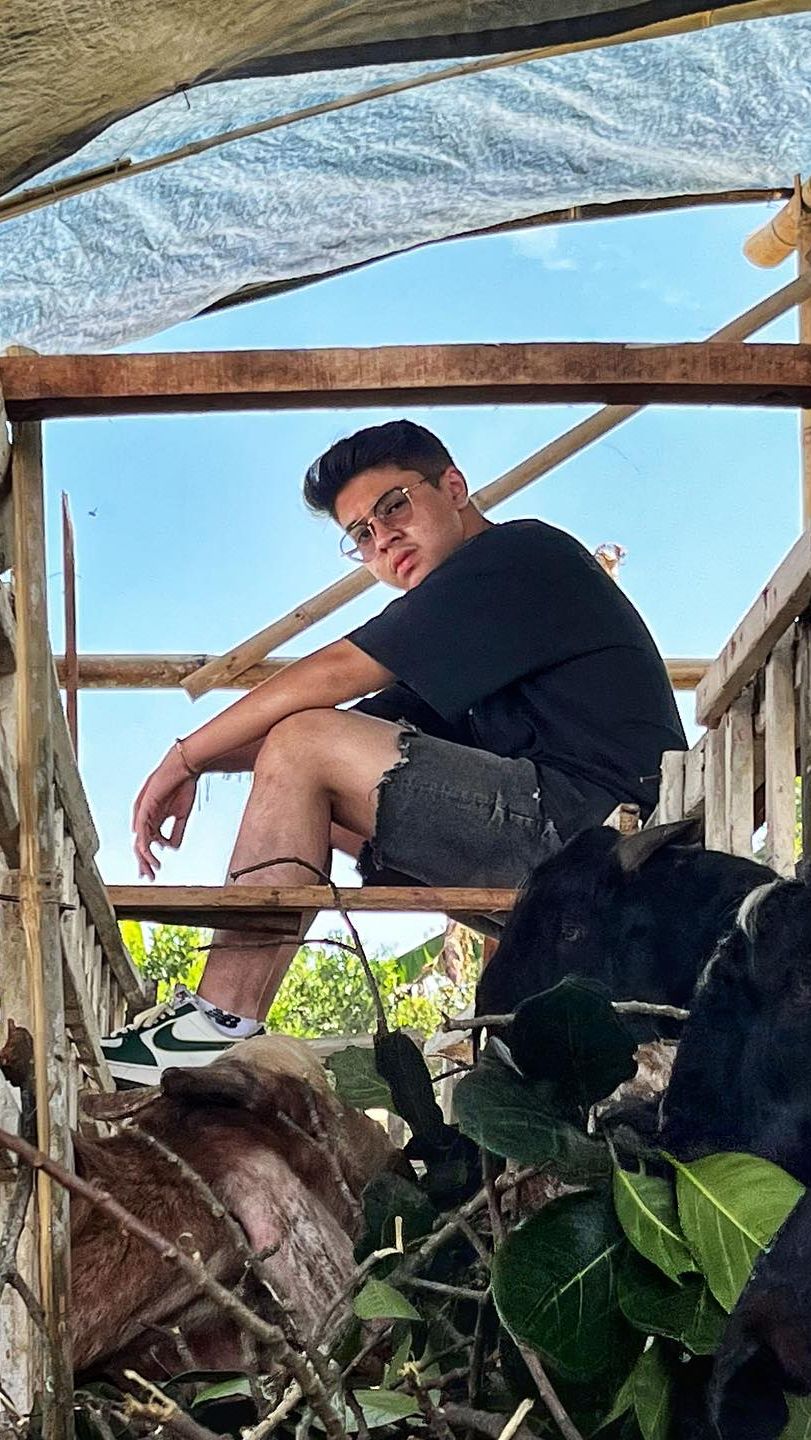 Tak hanya itu Baim juga menjadi seorang pedagang kambing. Ia pun banyak menerima pesanan kala Idul Adha.