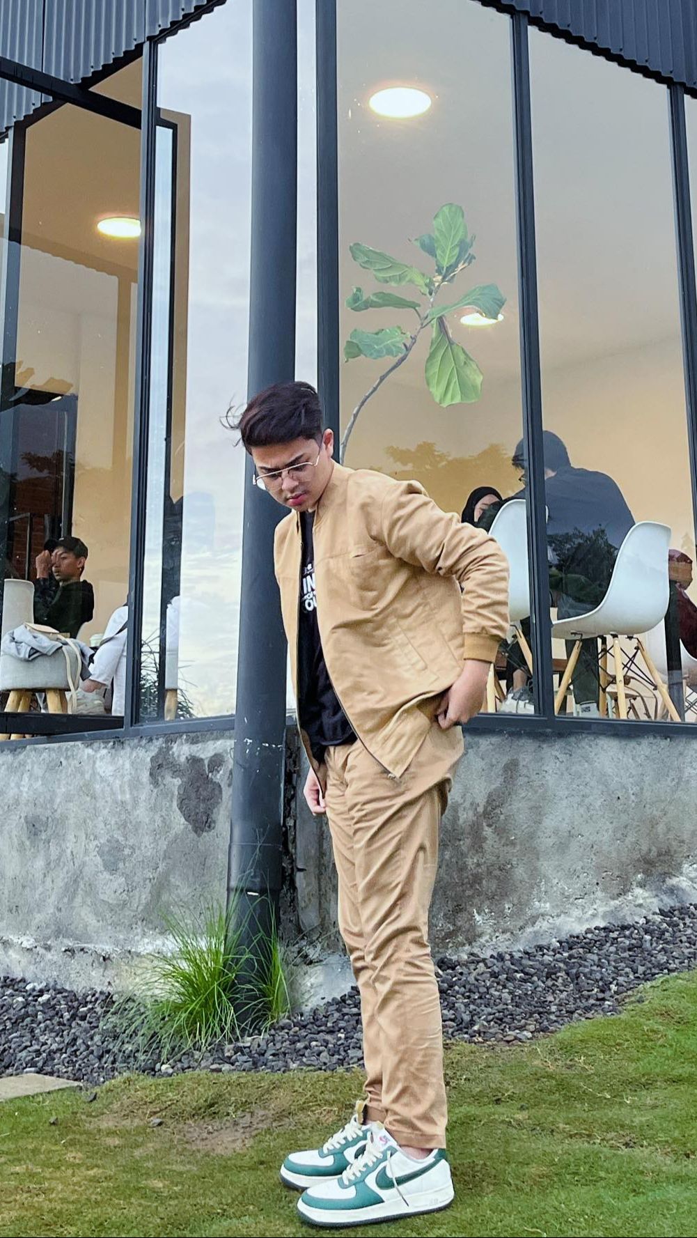 Jika dulunya ia terlihat begitu lucu dengan pipi chubby, kini Baim tumbuh menjadi pria yang gagah.