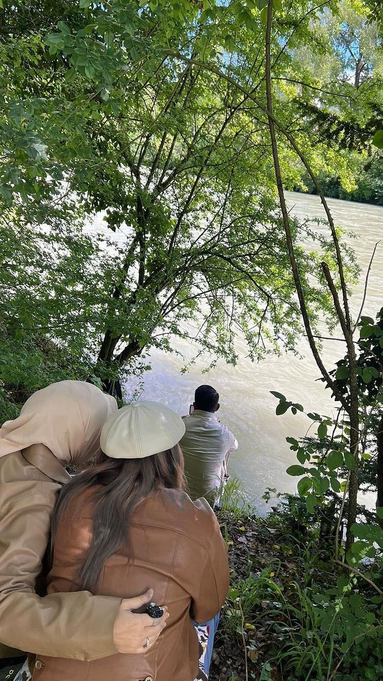 Ridwan Kamil dan Istri Rayakan Ultah Eril, Bersimpuh Kirim Doa di Tepi Sungai Aare
