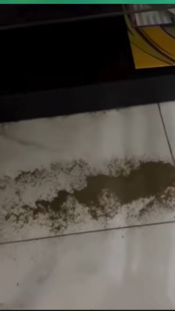 Salah satunya adalah banyak pasir yang mendadak muncul di ruang tamu dan lantai rumah Annisa. 