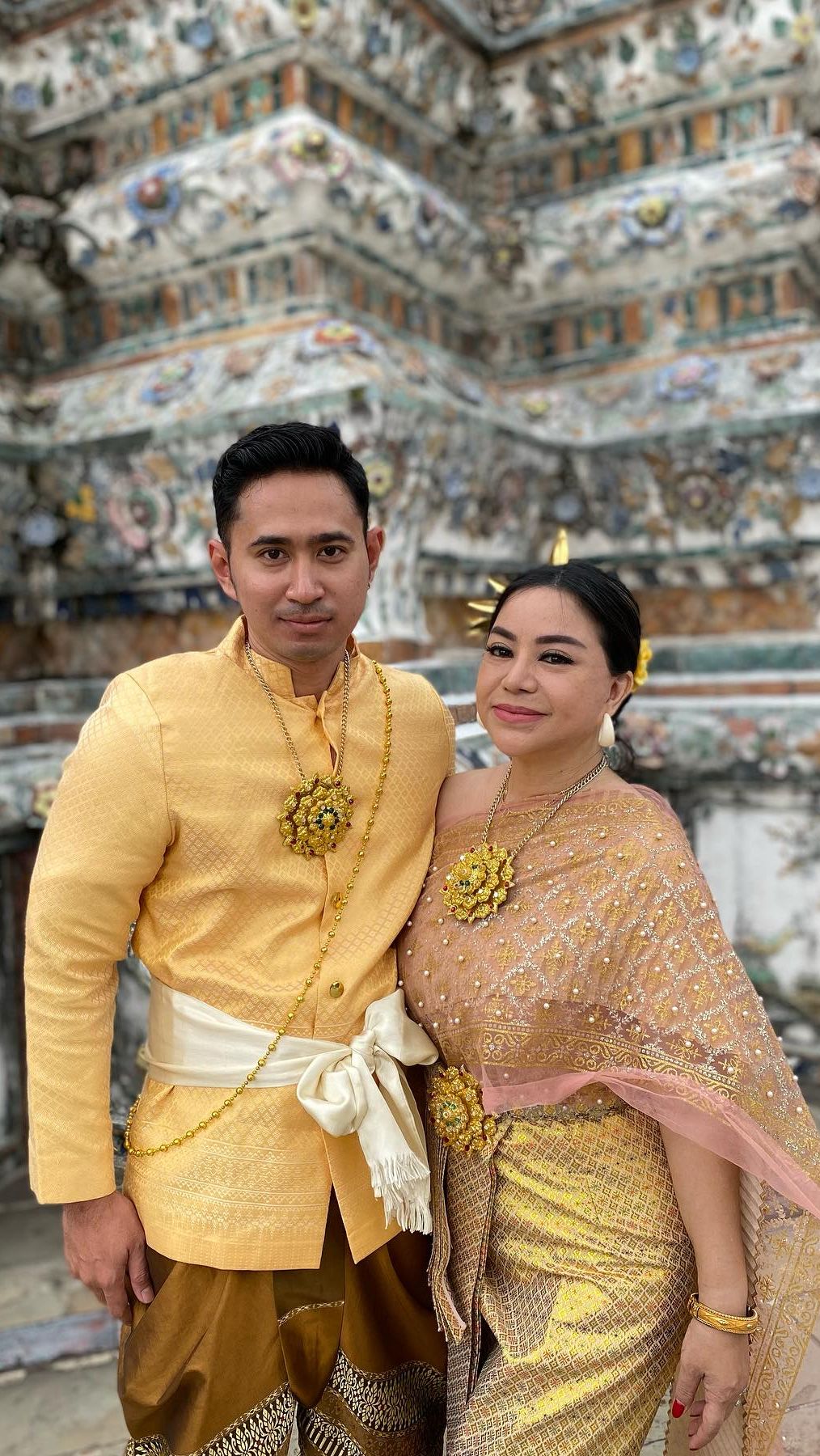Di sisi lain ia juga merasa ketakutan jika benda-benda tersebut merupakan kiriman santet untuknya. 