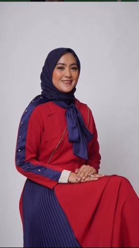 Paras cantik Diyan pun tak luput dari perhatian. Ia terlihat awet muda meski kini sudah menginjak usia 37 tahun.