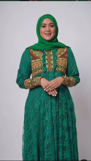 Diyan tak hanya cantik namun juga sangat setia. Ia selalu menemani sang suami kala syuting atau saat membuat konten youtube.