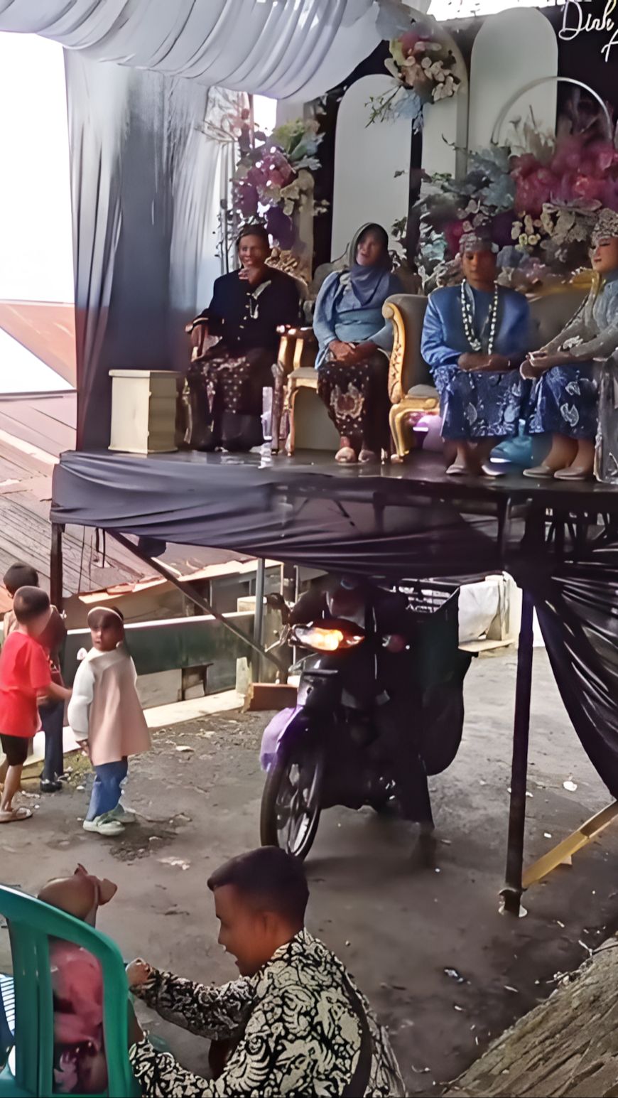 Viral Tempat Resepsi Pernikahan Unik, Kendaraan Bisa Bebas Seliweran di Bawah Pelaminan