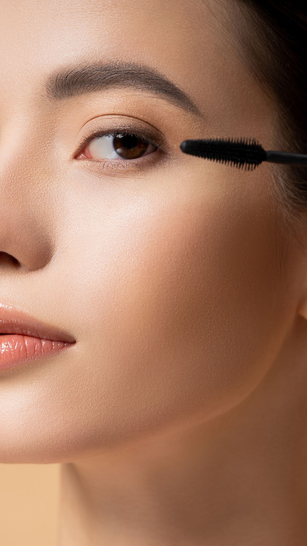Gampang Banget, Atasi Maskara Menggumpal Pakai Mini Brush