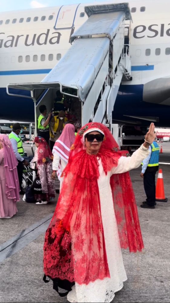 Kilau Jemaah Makassar, Pulang Haji Dibalut Outfit Nyentik dan Perhiasan Emas Bak Fashion Show