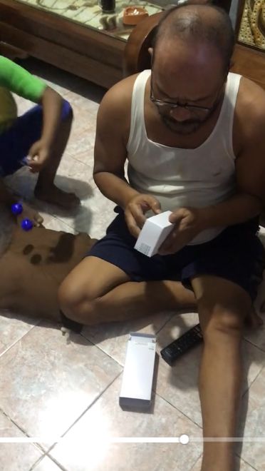 Anak Beri Kejutan Ponsel Baru Untuk Ayah, Tak Menyangka Jadi Momen Bahagia Sebelum Tiada