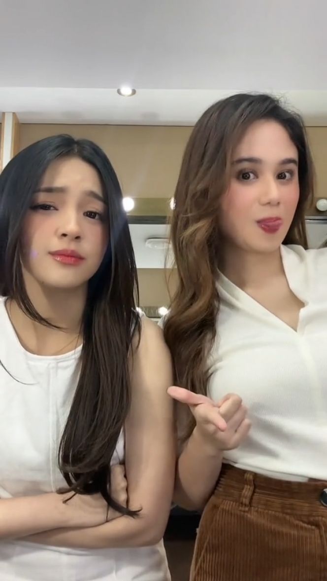 Sama-sama pakai baju putih, keduanya disebut mirip lho!