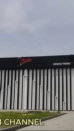 Bangunan utama gedung ini terlihat telah berdiri kokoh dan dikelilingi pagar serta tembok yang tinggi.