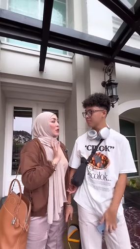 Remaja berusia 14 tahun itu juga terlihat sangat bahagia dan tak sabar mengikut summer camp tersebut.