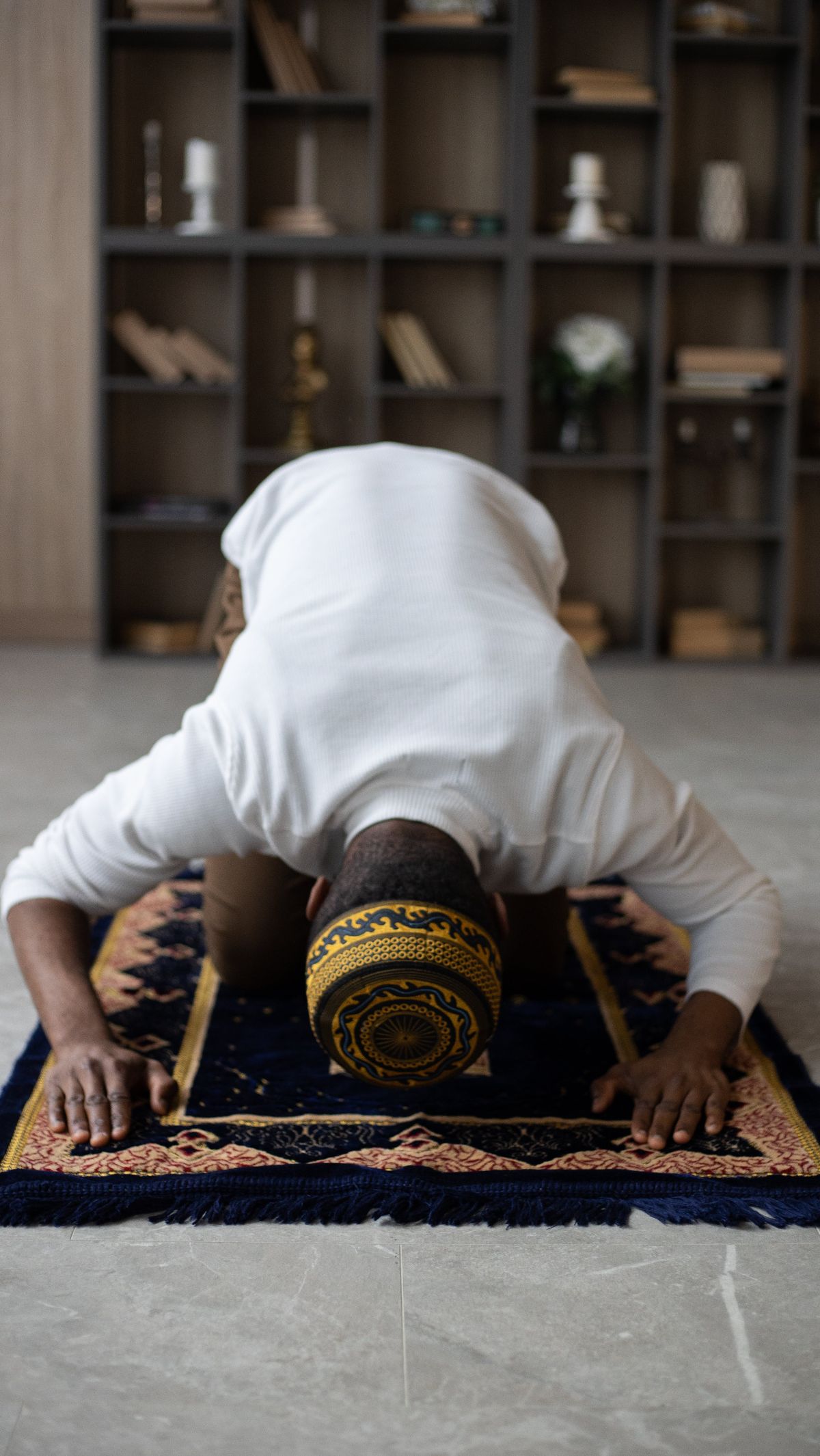Sholat Tahajud atau Sholat Hajat Dulu? Begini Urutan dan Bacaan Niatnya