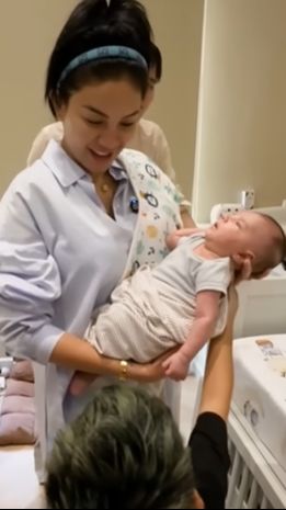 Bahkan, Niki juga memuji paras bayi bernama Bems itu tampak sempurna dengan wajah tampan dan hidung mancung.
