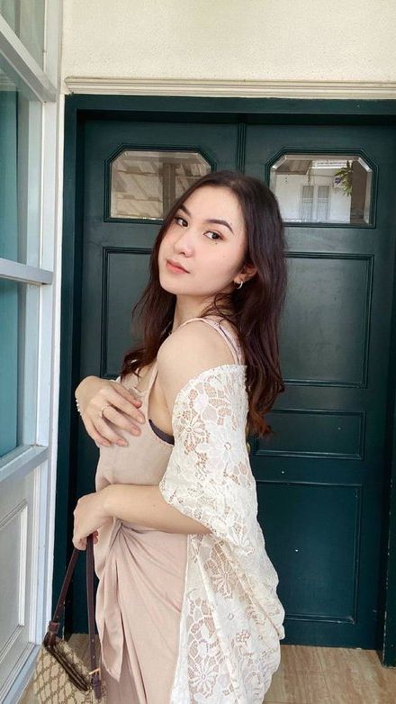 Selain dari menjadi seorang seniman, ia juga terjun ke dunia kuliner dan clothing line.