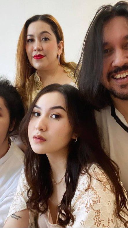 Meski bergaya seksi, namun Audrey begitu dekat dengan ayah dan ibunya, lho!