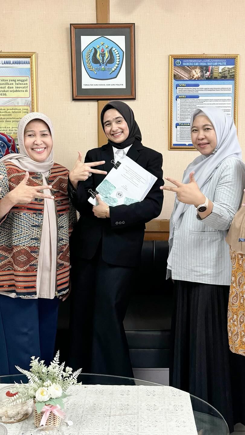 Ia berhasil menyandang gelar sarjana di usianya yang ke-30 tahun.