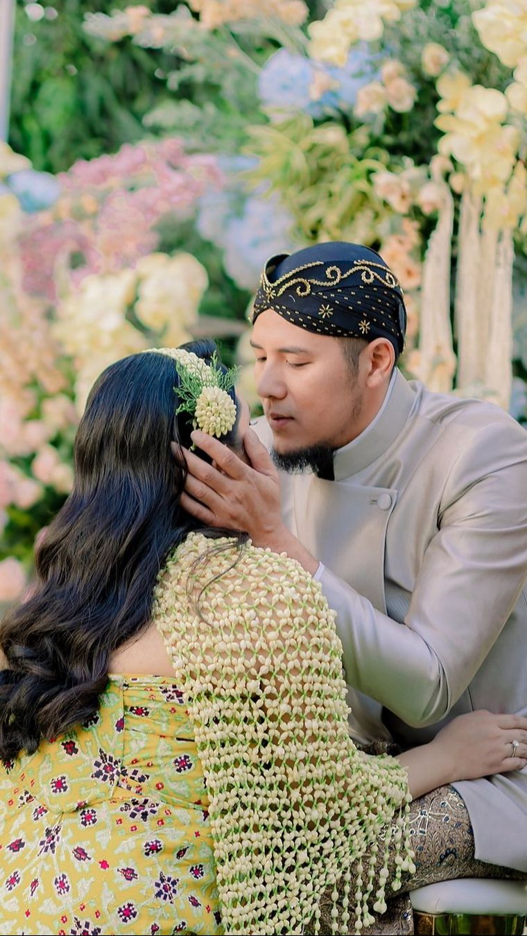 Via Vallen juga melakukan sungkem kepada sang suami, Chevra.