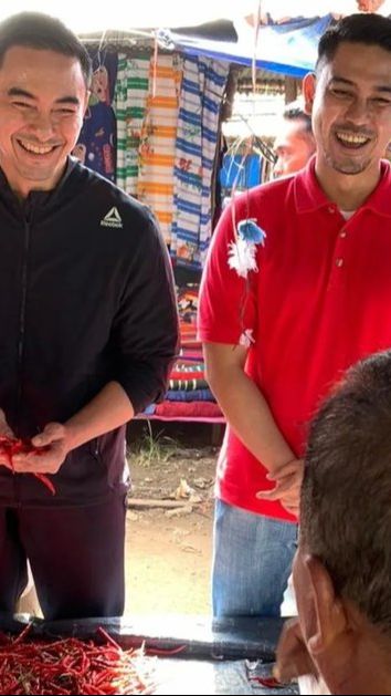 Ia juga masih berkarier di dunia politik. Terlebih sang adik, maju mencalonkan diri jadi Bupati di Tanjung Jabung Timur.