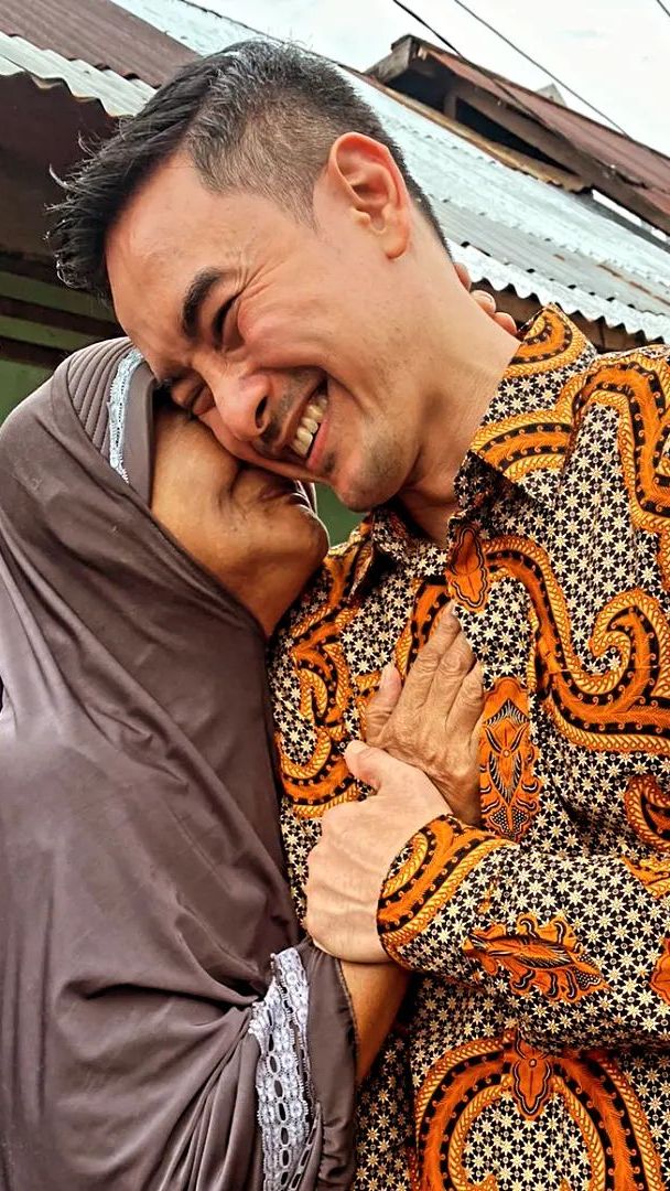 Bahkan dalam sejumlah unggahan media sosialnya, Zumi tampak kembali terjun ke masyarakat.