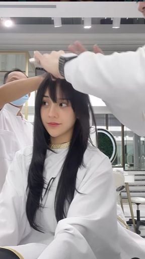 Anya ingin terlihat berbeda dengan tampilan barunya.