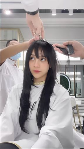 Rupanya potongan rambut Anya terlihat cukup unik.