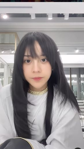 Inilah potret terbaru Anya usai mengganti gaya rambutnya.