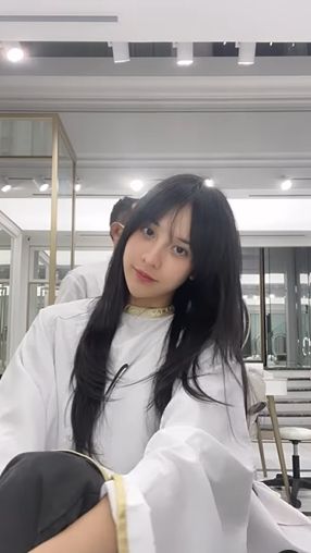 Kini ia terlihat lebih imut dengan tambahan poni.