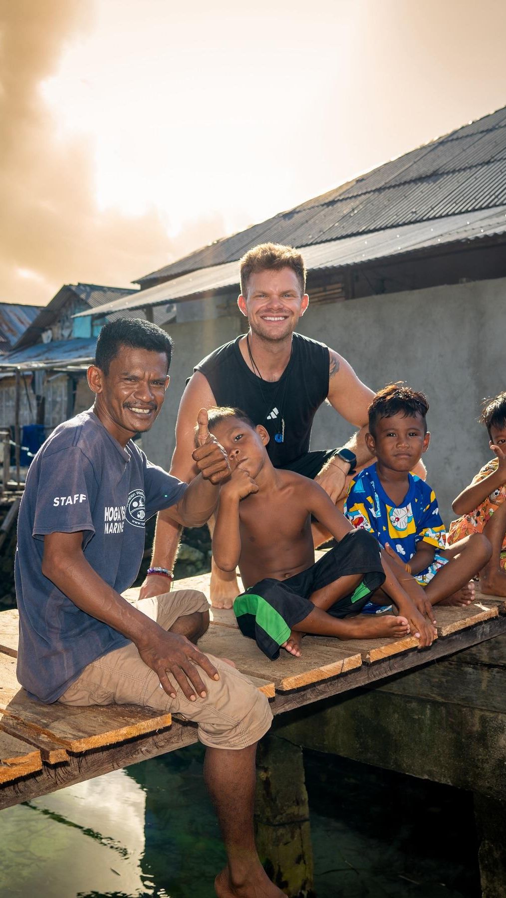 Viral! Tak Sekadar Galang Dana, YouTuber Bule Asal Denmark Ini Turun Langsung Perbaiki Jembatan dan Rumah Warga Desa Wakatobi