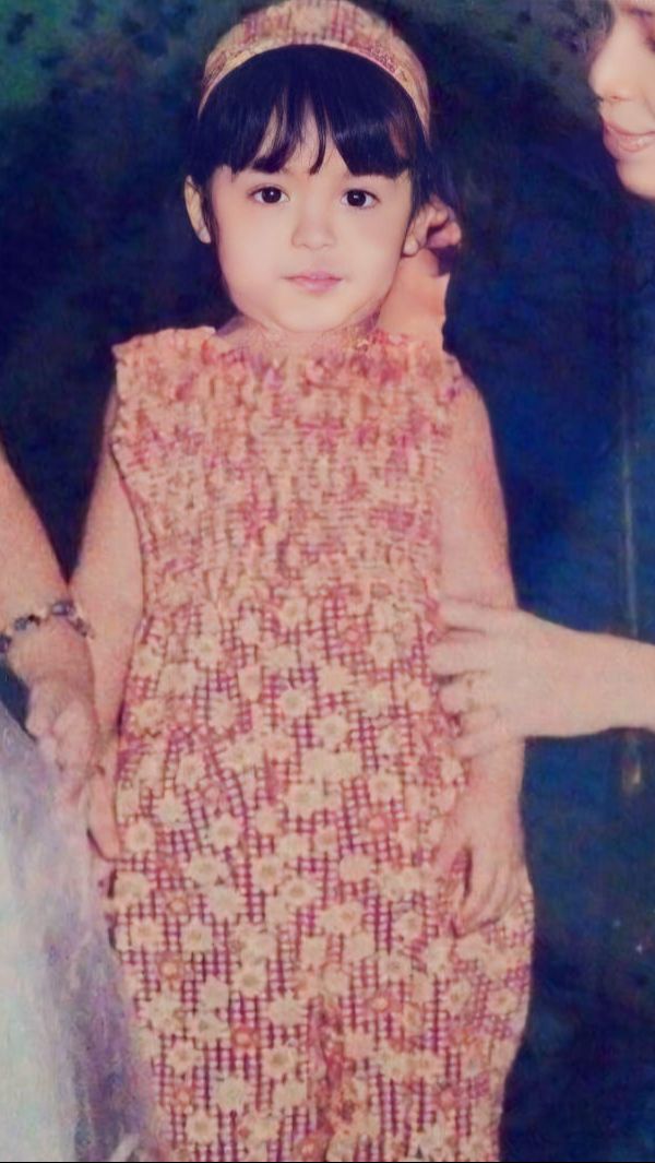 Anak Ini Potret Masa Kecil Artis yang Sekarang Fokus ke Keluarga, Coba Tebak?