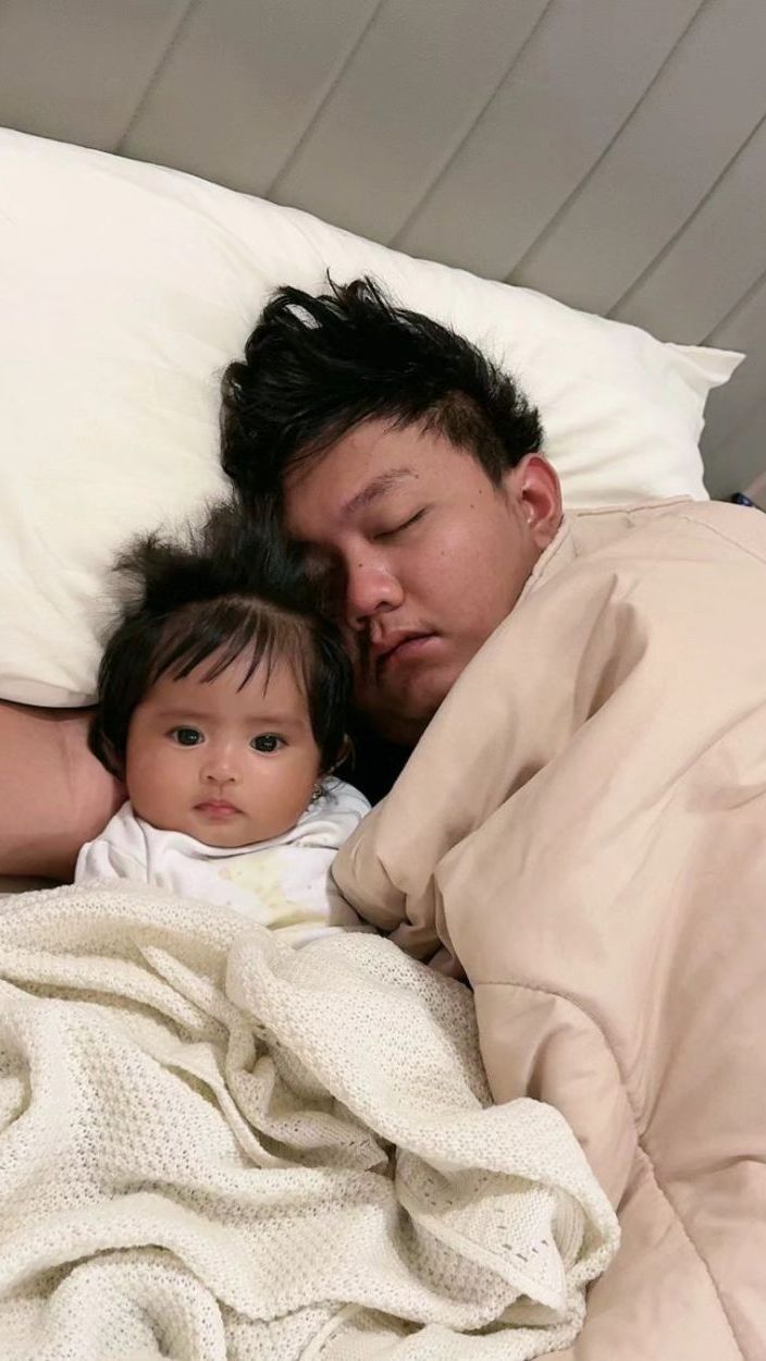 Sempat Dirahasiakan, 10 Potret Wajah Cantik Dek Cunda Anak Denny Caknan & Bella Bonita, Banjir Pujian!