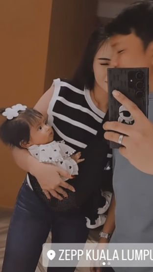Terlihat betapa gemasnya anak pertama pasangan tersebut dengan pipi yang chubby.