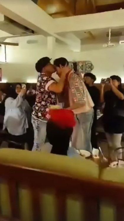 Sule tampak mencium kening putranya yang kini sudah tumbuh dewasa.