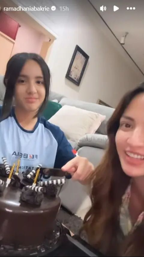 Setelah berganti hari Nia Ramadhani dan Ardi Bakrie langsung memberikan kue ultah untuk Mikhayla.