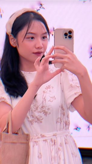 Ternyata ia memiliki style fashion yang tak kalah keren dengan gadis lain. Paras cantiknya pun ikut jadi sorotan.