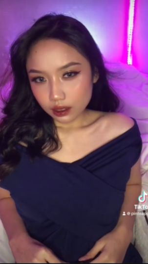 Dalam unggahan video yang lain, gadis penjual bubur itu juga terlihat membagikan potretnya seusai memakai makeup.