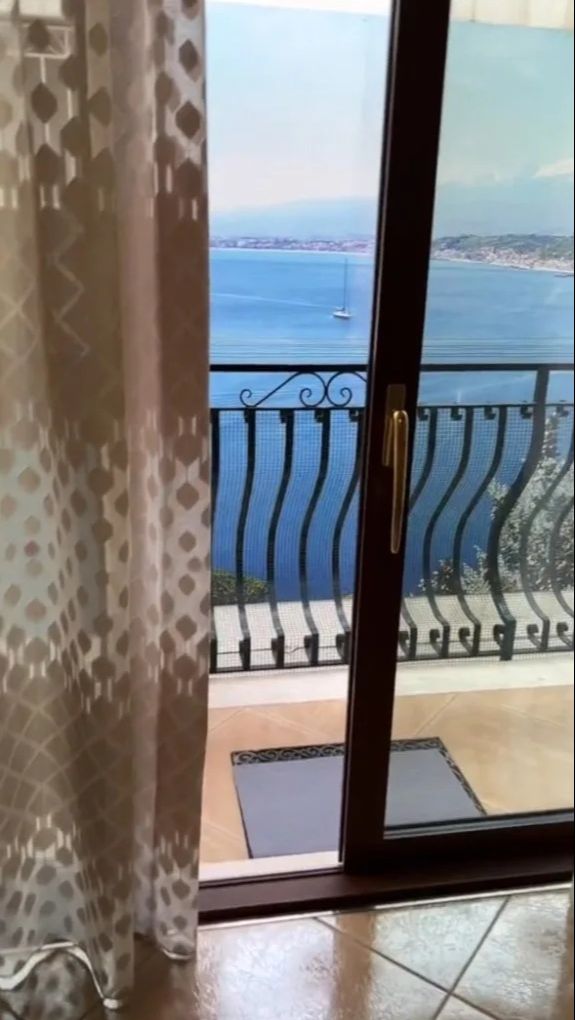 Rogoh Kocek Puluhan Juta demi Sewa Kamar Hotel dengan Pemandangan Laut, Gadis Ini Kecewa Lihat Aslinya