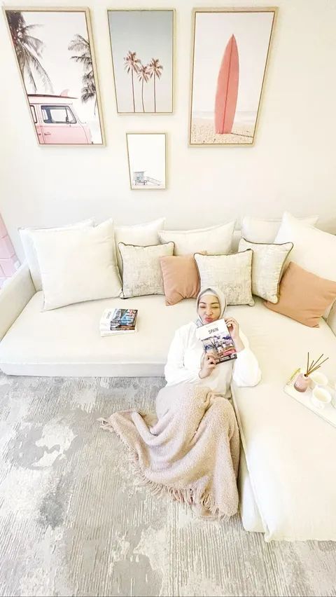 Inilah penampakan ruang bersantai di apartemen Angelina Sondakh tersebut. Desainnya begitu cantik.