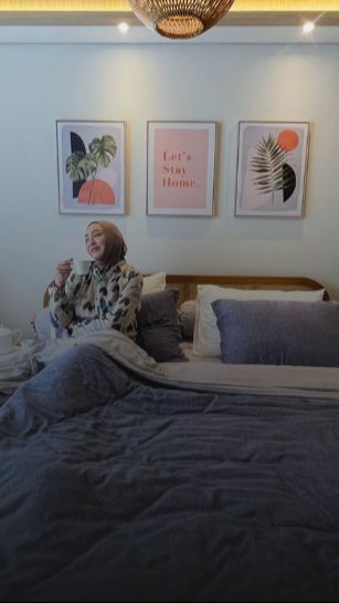 Potret kamar tidurnya yang tak kalah estetik. Semuanya sudah didesain sesuai dengan keinginan Angie.