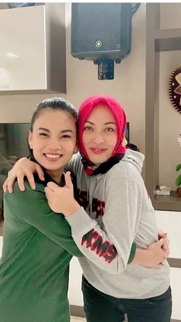Dapurnya pun didesain minimalis namun tetap terlihat cantik.