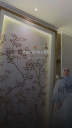 Spot ini menjadi salah satu area kesukaan Angie untuk melakukan foto OOTD. Keren ya.