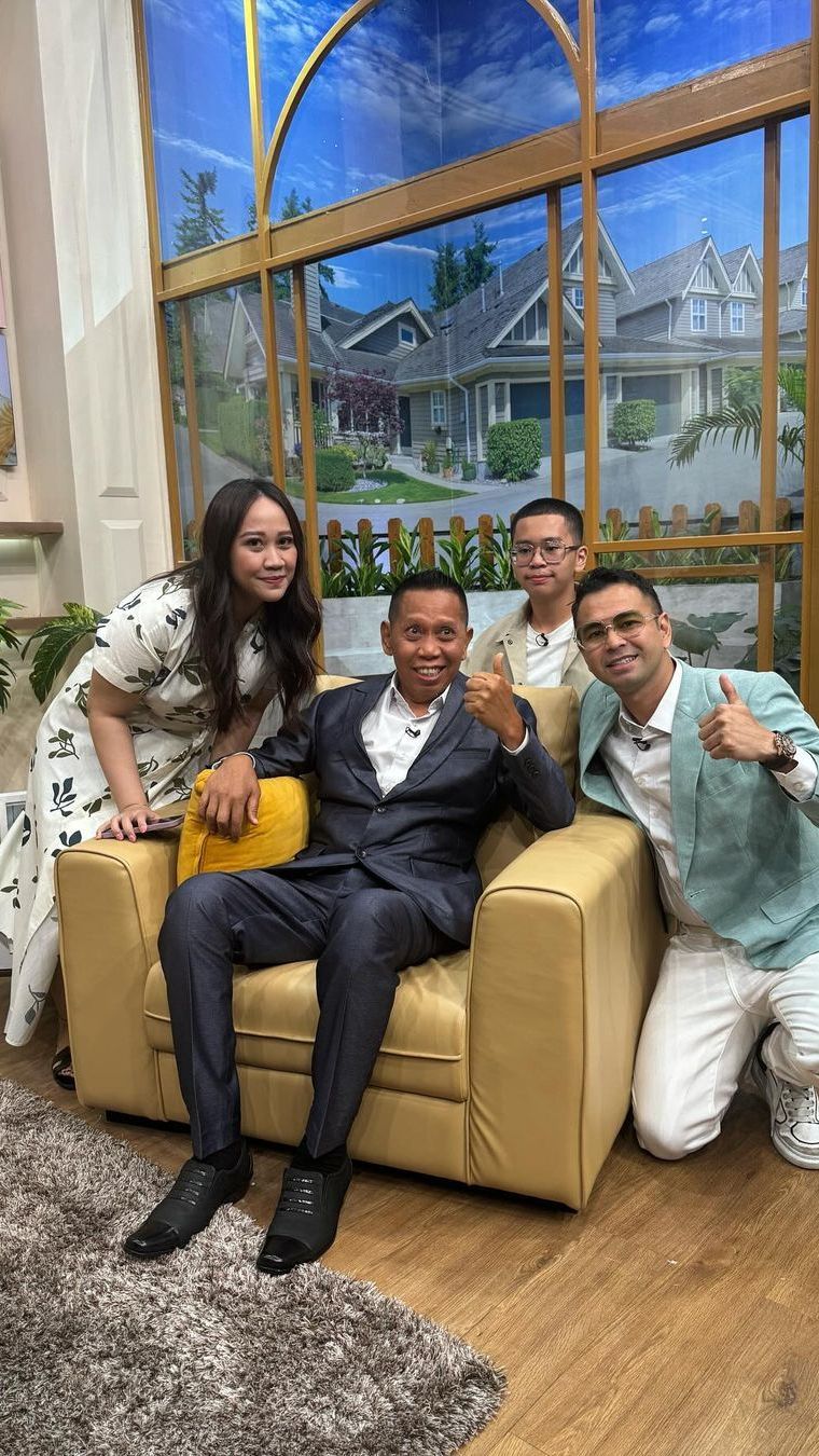 Ketika hadir di studio stasiun televisi, Tukul ditemani oleh putranya yang bernama Zhovan.